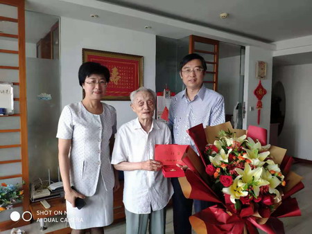 蘇鹽集團(tuán)黨委書(shū)記、董事長(zhǎng)章朝陽(yáng)走訪慰問(wèn)老黨員 蘇鹽集團(tuán)黨委書(shū)記、董事長(zhǎng)章朝陽(yáng)走訪慰問(wèn)老黨員