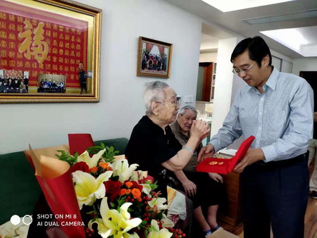 蘇鹽集團(tuán)黨委書(shū)記、董事長(zhǎng)章朝陽(yáng)走訪慰問(wèn)老黨員 蘇鹽集團(tuán)黨委書(shū)記、董事長(zhǎng)章朝陽(yáng)走訪慰問(wèn)老黨員