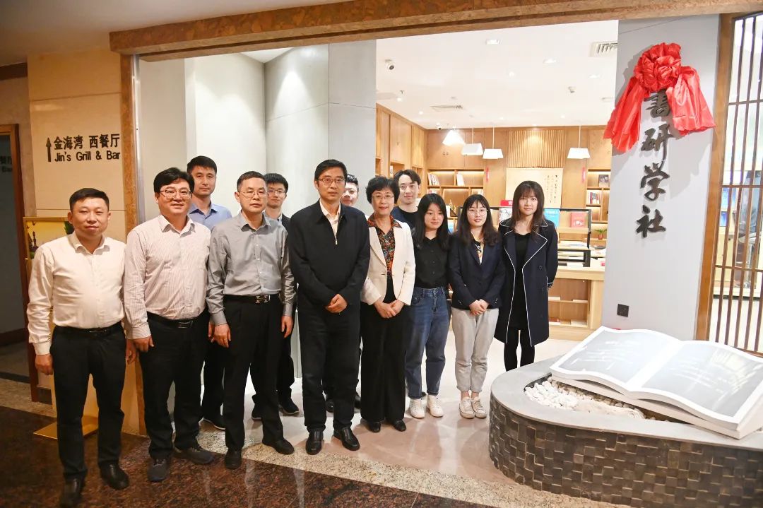 蘇鹽集團黨委舉行青年讀書活動暨“書研學(xué)社”揭牌儀式 蘇鹽集團黨委舉行青年讀書活動暨“書研學(xué)社”揭牌儀式