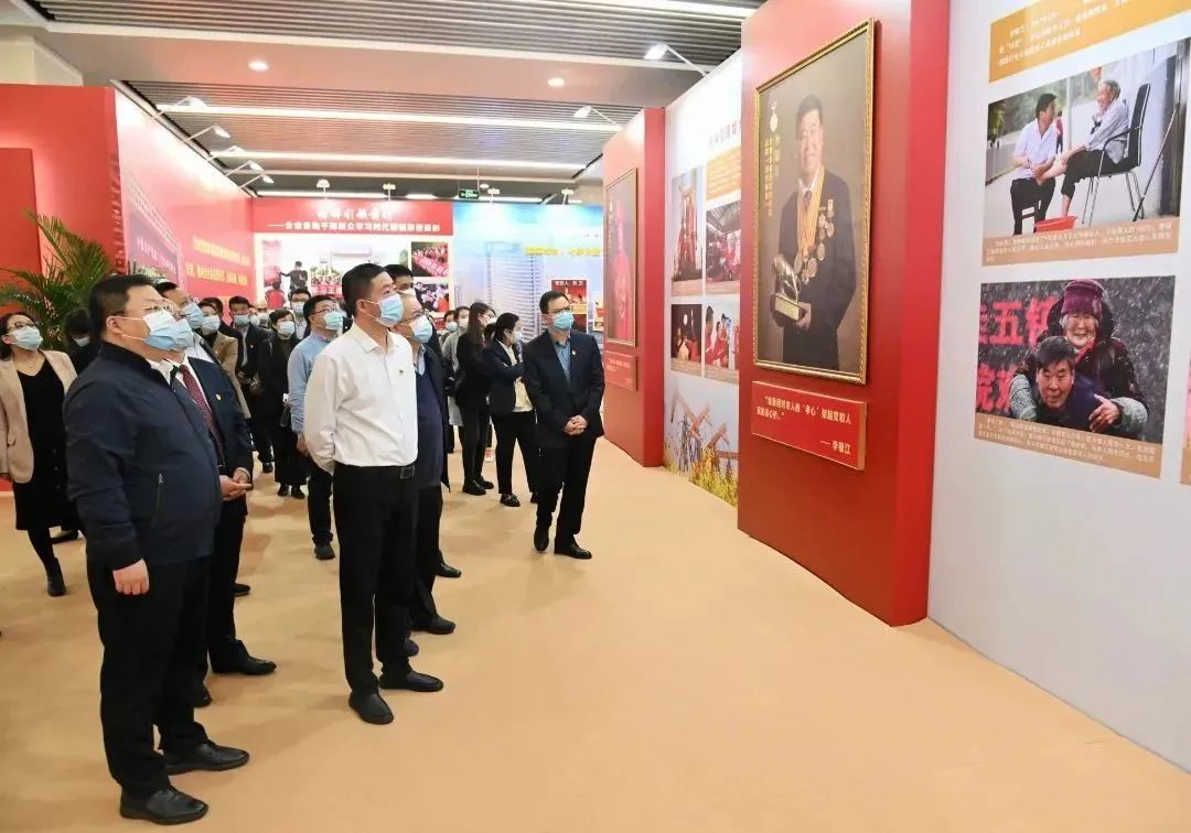 致敬奮斗者 奮進(jìn)新征程 蘇鹽集團(tuán)組織參觀“新時(shí)代江蘇重大先進(jìn)典型主題影像展” 致敬奮斗者 奮進(jìn)新征程 蘇鹽集團(tuán)組織參觀“新時(shí)代江蘇重大先進(jìn)典型主題影像展”