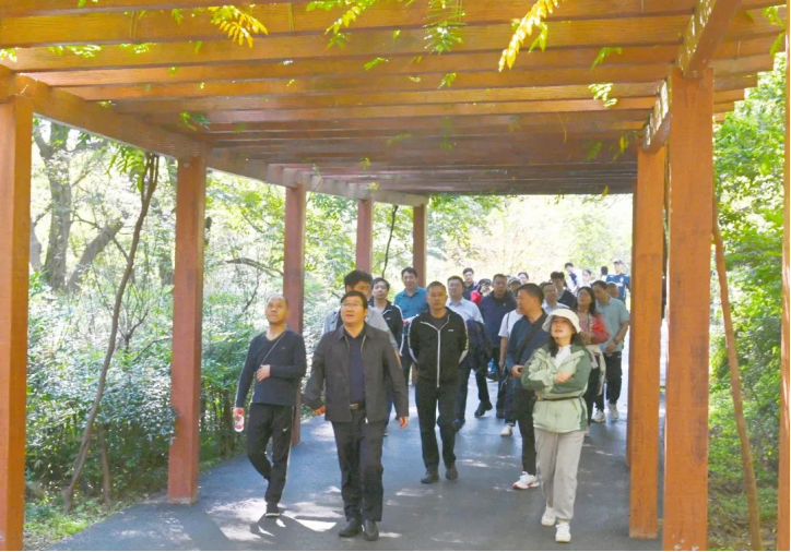 欣賞自然風(fēng)光 暢享團(tuán)隊溫馨|蘇鹽集團(tuán)舉辦職工秋游活動 欣賞自然風(fēng)光 暢享團(tuán)隊溫馨|蘇鹽集團(tuán)舉辦職工秋游活動